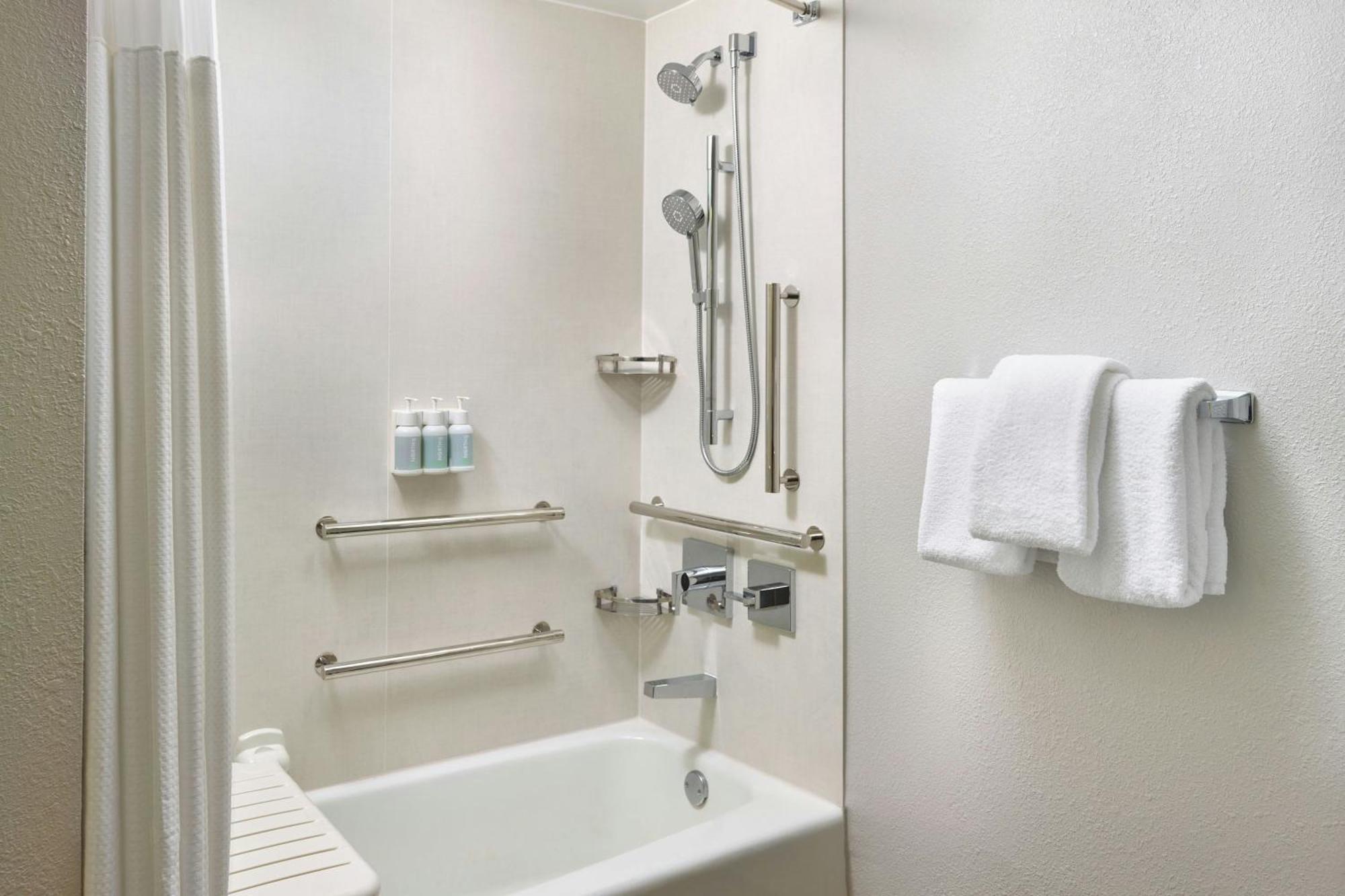 Courtyard By Marriott Indianapolis Castleton Hotel Exterior foto